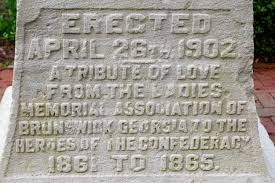 marker chiseled into white stone that is addressed to the "heroes of the confederacy"